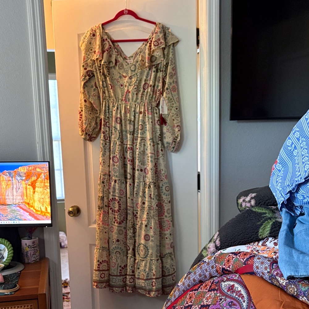 NWT Boemo Floral Long Sleeve Maxi Dress. Size M. Elastic waist and neck tie.